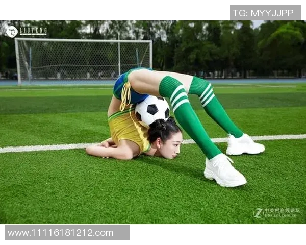 足球宝贝走红网络助威视频播放量轻松突破百万引热议