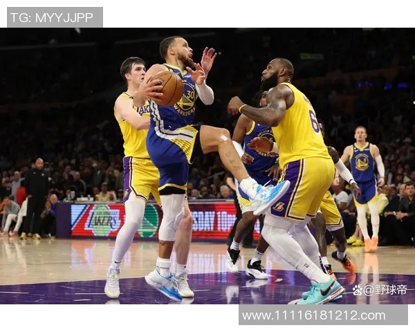 镜头捕捉:篮球八卦赛场小动作引发热议 镜头捕捉:篮球八卦赛场小动作引发热议